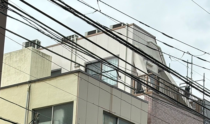 屋上にある室外機の写真